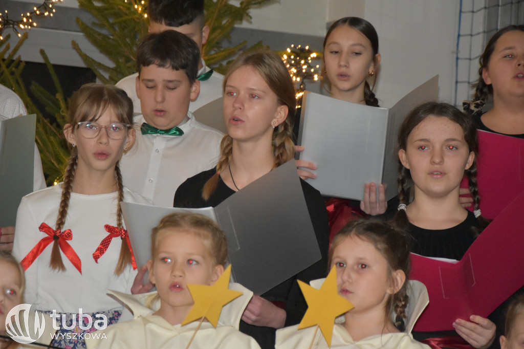 Świąteczna magia na szkolnej scenie w Rybnie