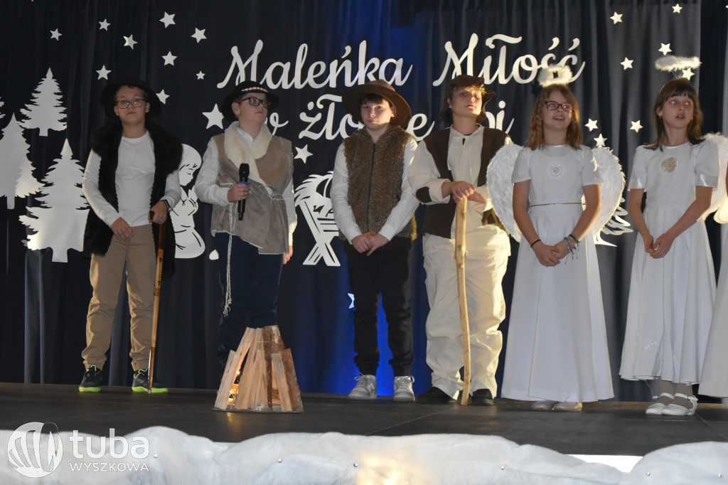 Świąteczna magia na szkolnej scenie w Rybnie