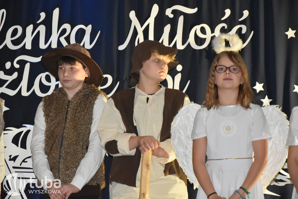 Świąteczna magia na szkolnej scenie w Rybnie