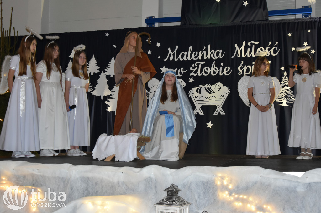 Świąteczna magia na szkolnej scenie w Rybnie