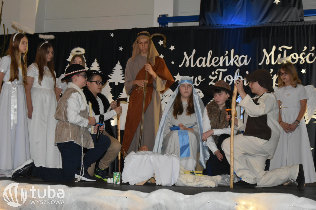 Świąteczna magia na szkolnej scenie w Rybnie