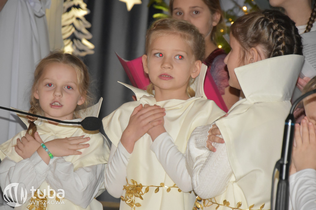 Świąteczna magia na szkolnej scenie w Rybnie
