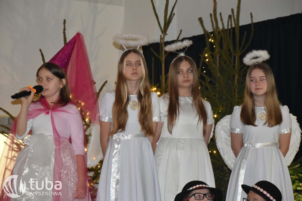 Świąteczna magia na szkolnej scenie w Rybnie