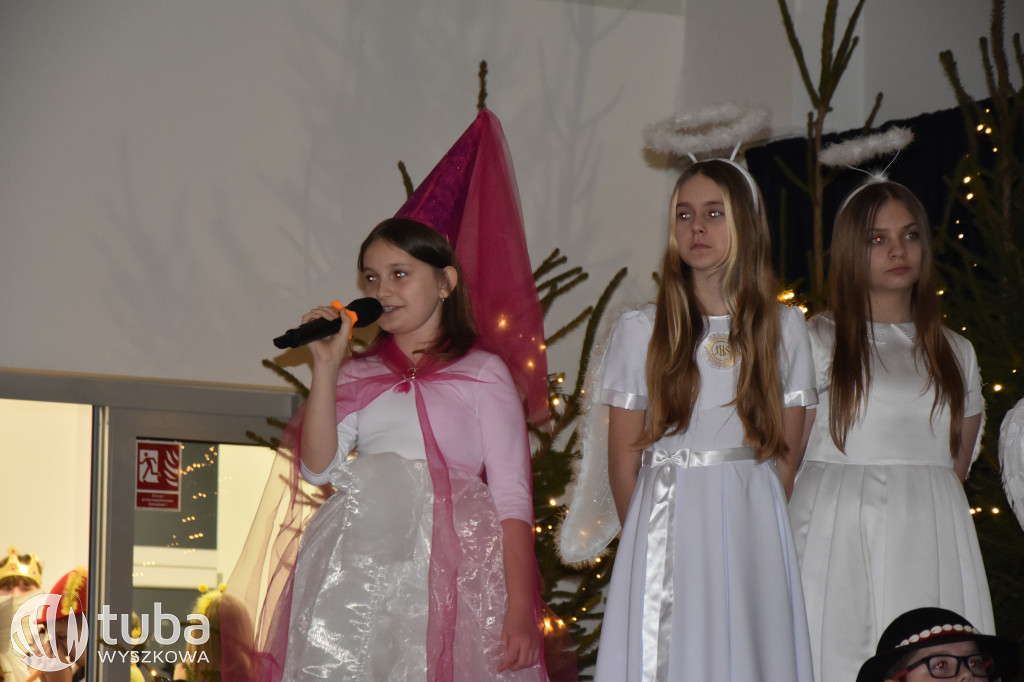 Świąteczna magia na szkolnej scenie w Rybnie