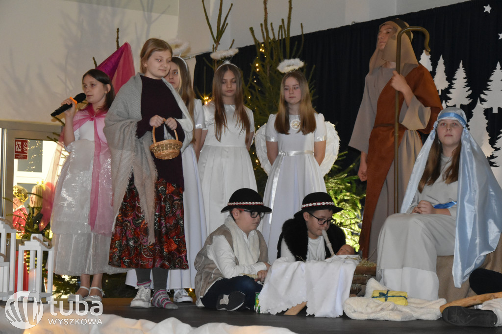 Świąteczna magia na szkolnej scenie w Rybnie
