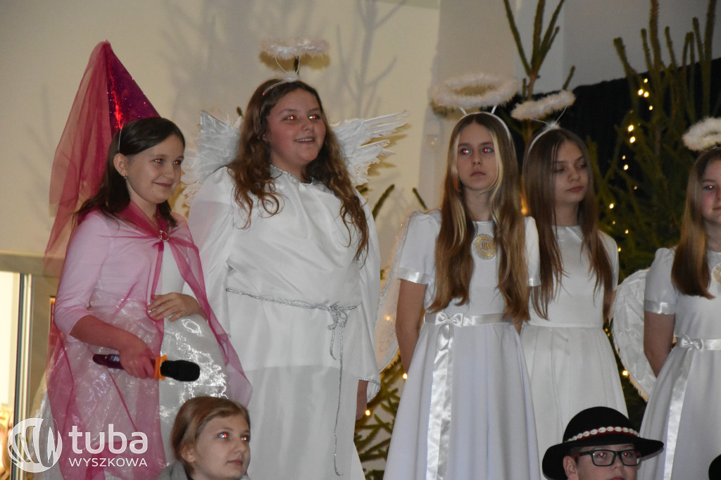 Świąteczna magia na szkolnej scenie w Rybnie