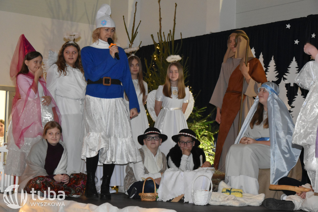 Świąteczna magia na szkolnej scenie w Rybnie