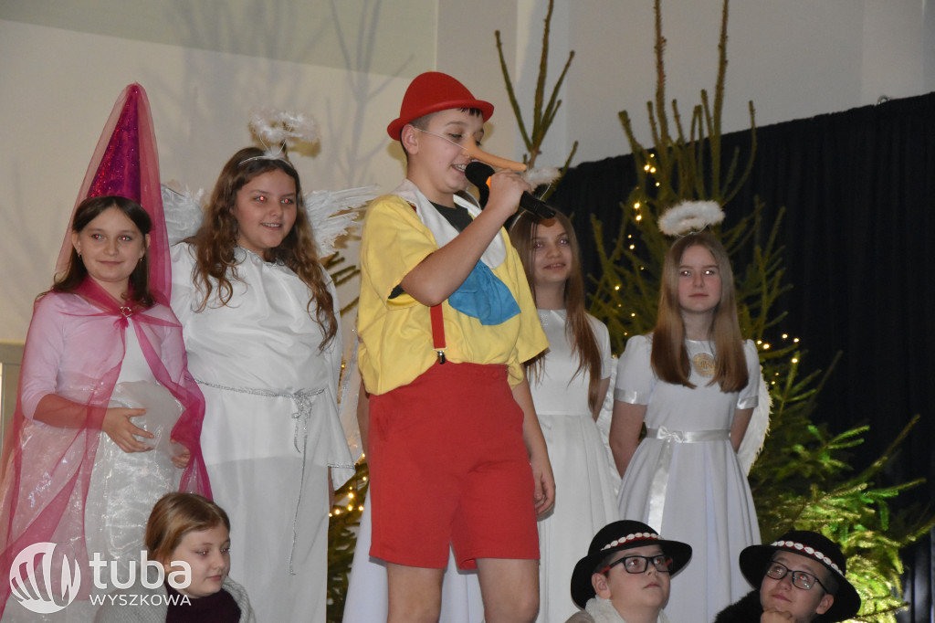 Świąteczna magia na szkolnej scenie w Rybnie