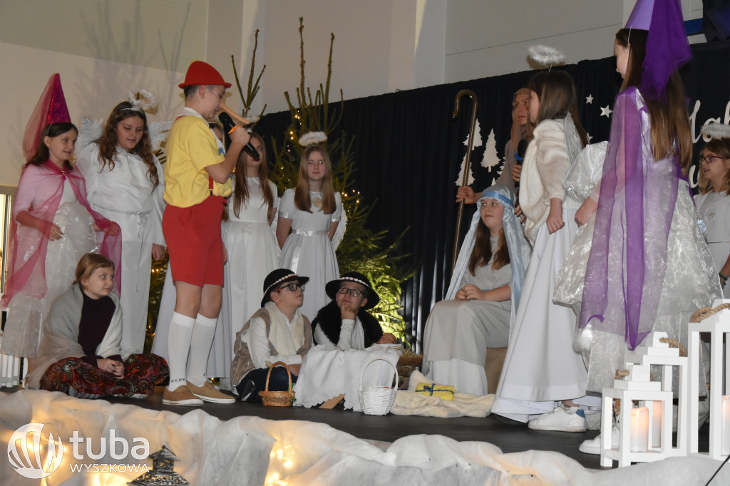 Świąteczna magia na szkolnej scenie w Rybnie