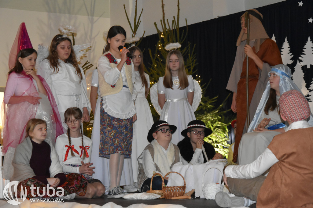 Świąteczna magia na szkolnej scenie w Rybnie