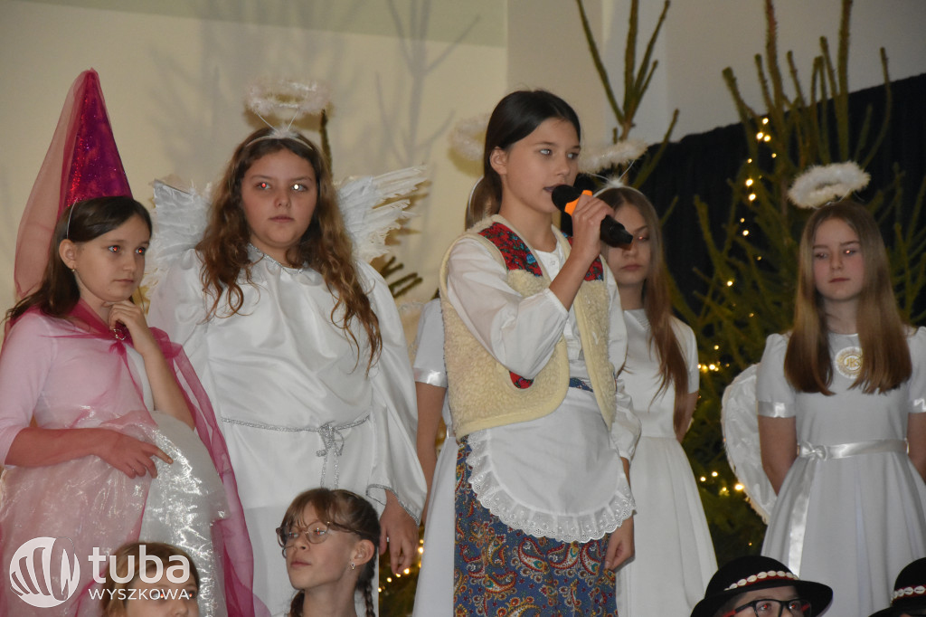 Świąteczna magia na szkolnej scenie w Rybnie