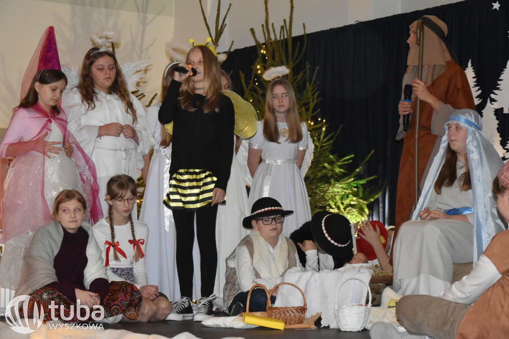 Świąteczna magia na szkolnej scenie w Rybnie