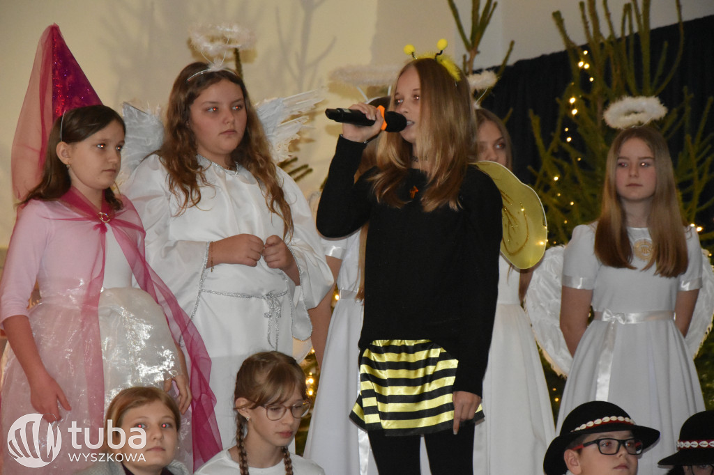 Świąteczna magia na szkolnej scenie w Rybnie