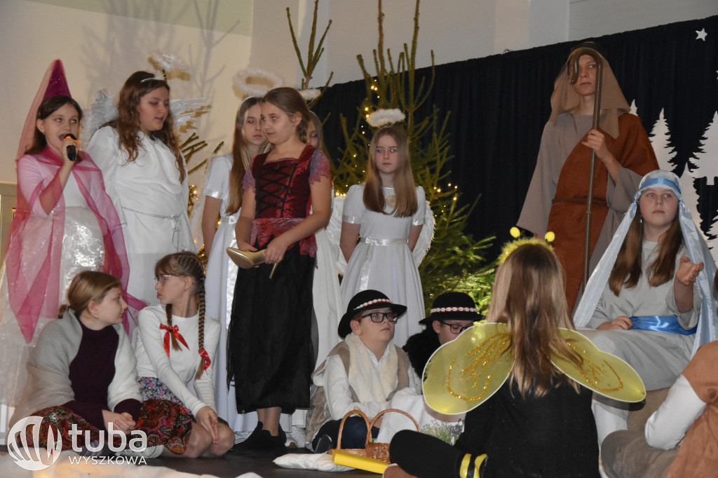 Świąteczna magia na szkolnej scenie w Rybnie