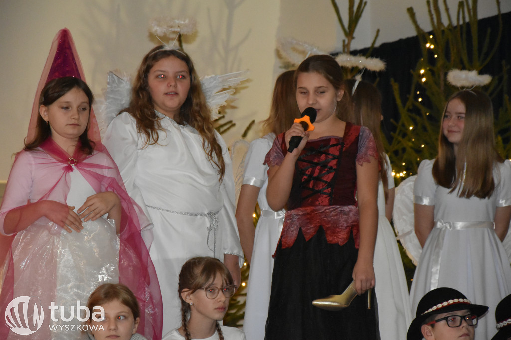 Świąteczna magia na szkolnej scenie w Rybnie