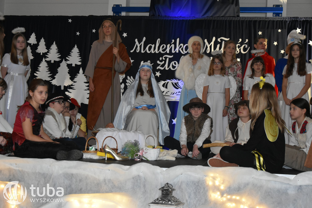 Świąteczna magia na szkolnej scenie w Rybnie