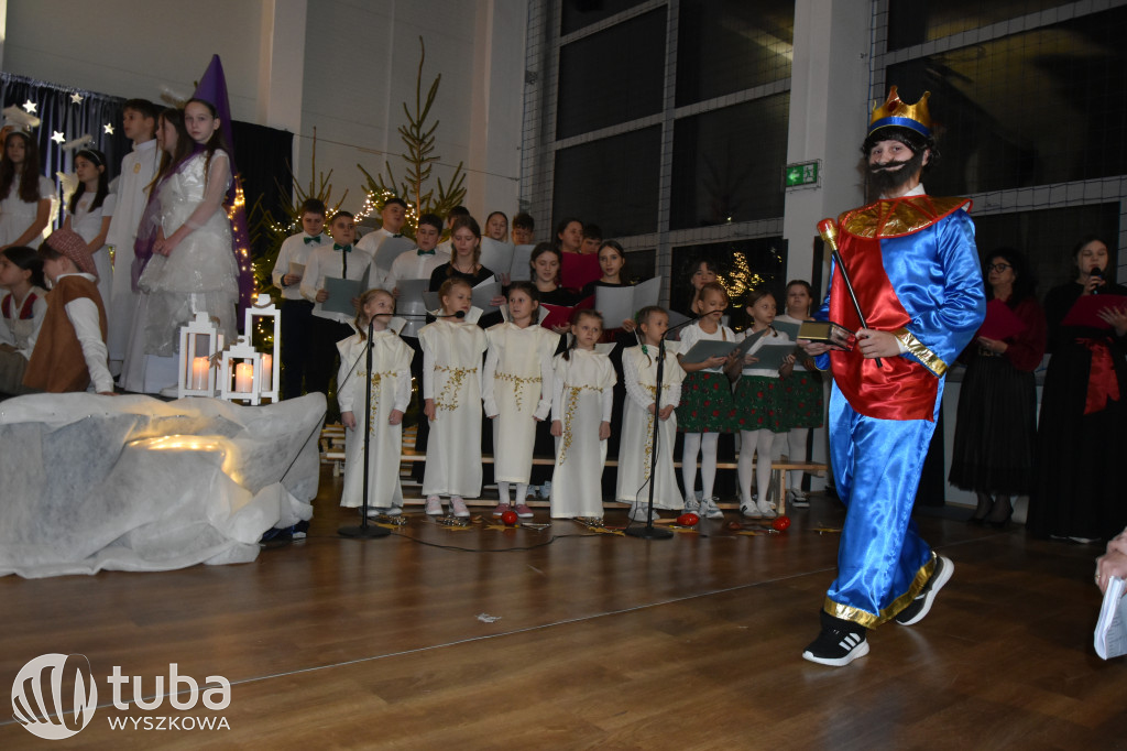 Świąteczna magia na szkolnej scenie w Rybnie
