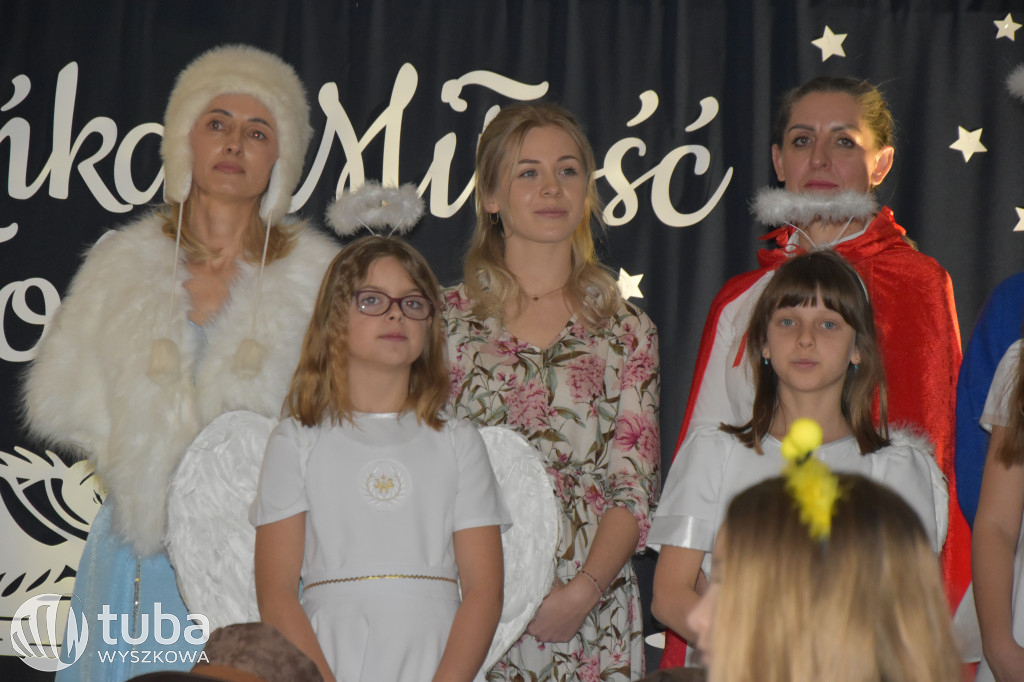 Świąteczna magia na szkolnej scenie w Rybnie