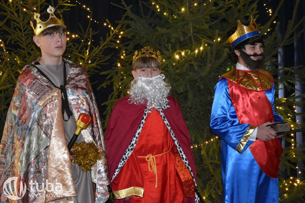 Świąteczna magia na szkolnej scenie w Rybnie