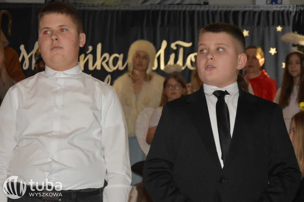 Świąteczna magia na szkolnej scenie w Rybnie