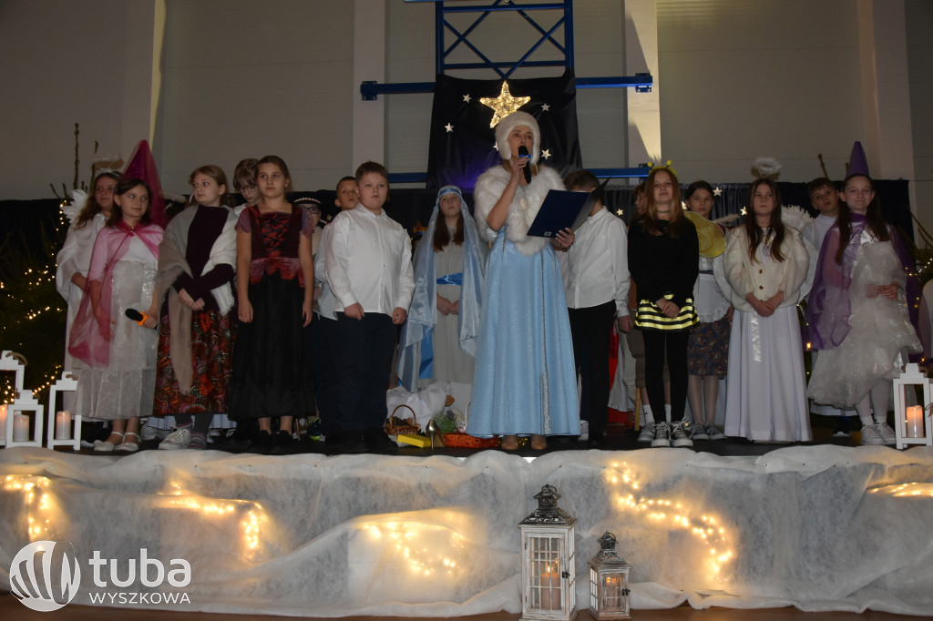Świąteczna magia na szkolnej scenie w Rybnie