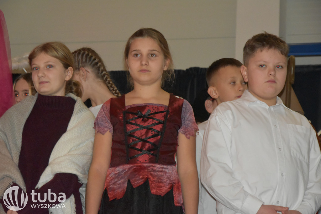 Świąteczna magia na szkolnej scenie w Rybnie