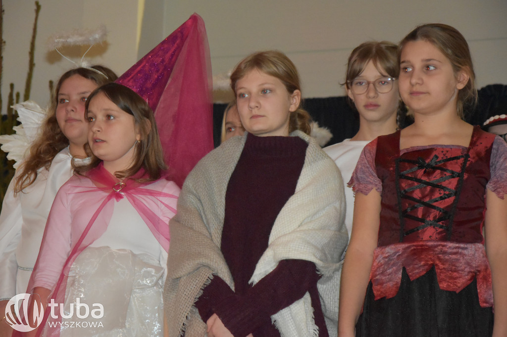 Świąteczna magia na szkolnej scenie w Rybnie