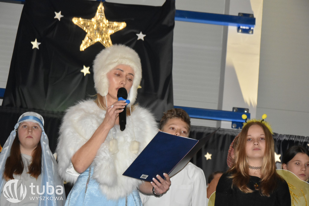 Świąteczna magia na szkolnej scenie w Rybnie