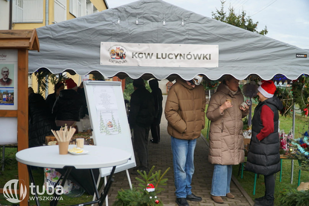Świąteczny mini jarmark w Lucynowie