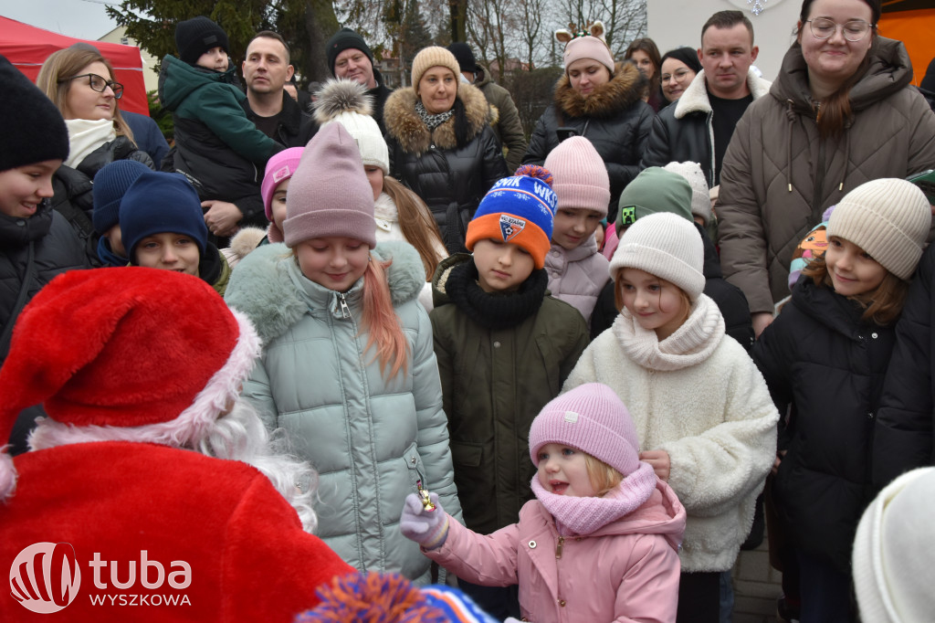 Mikołaj odwiedził świąteczny jarmark w Rząśniku