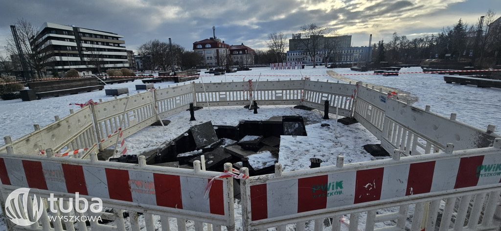 Pług śnieżny zniszczył fontannę na pl. Miejskim