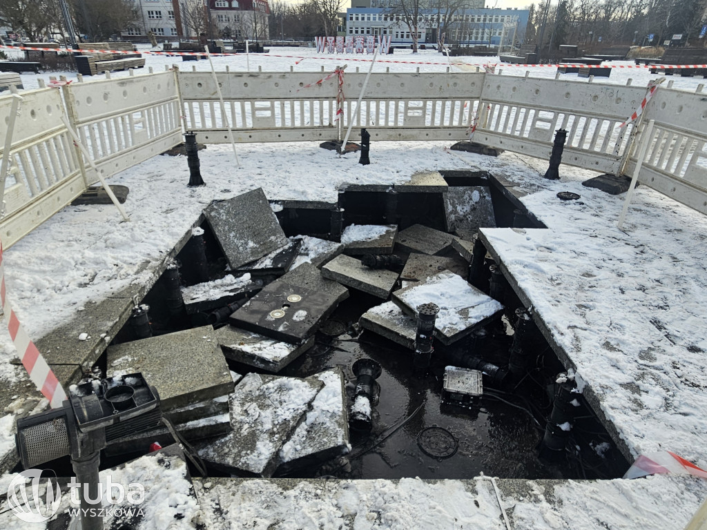 Pług śnieżny zniszczył fontannę na pl. Miejskim