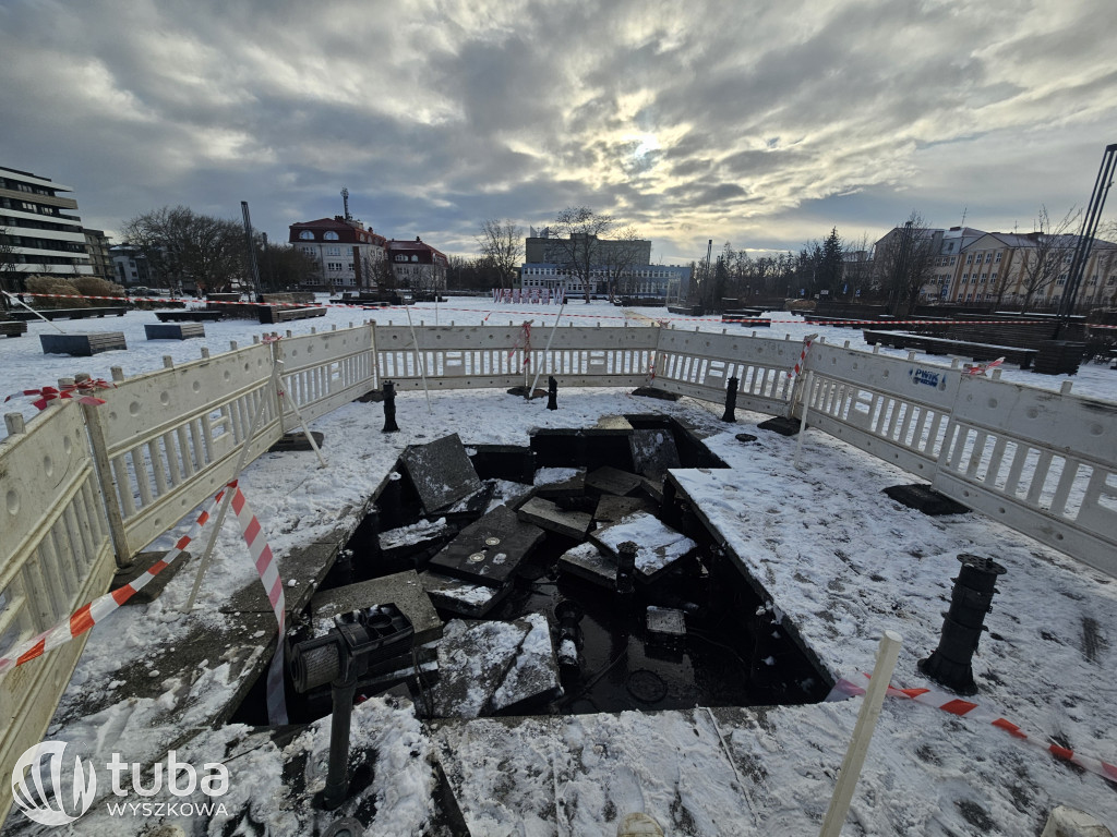 Pług śnieżny zniszczył fontannę na pl. Miejskim