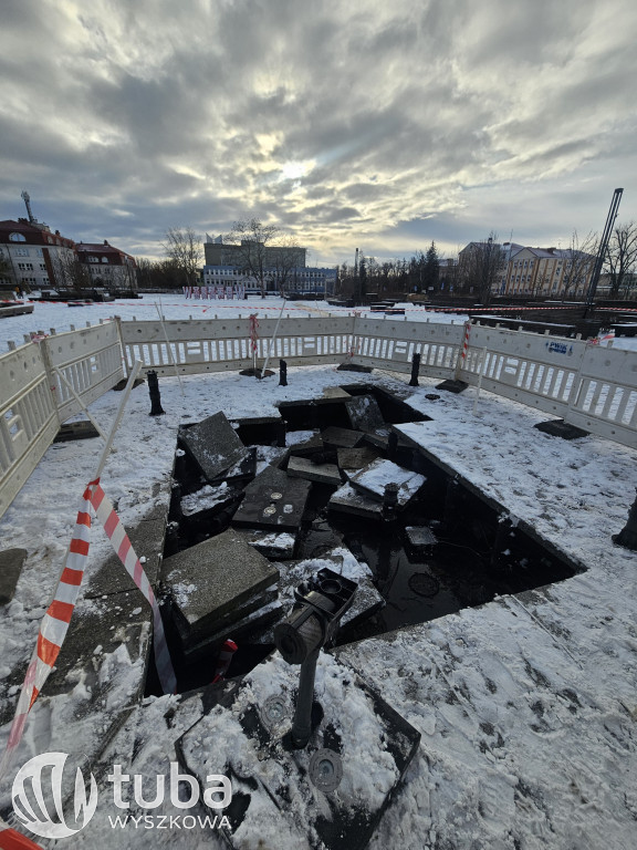 Pług śnieżny zniszczył fontannę na pl. Miejskim