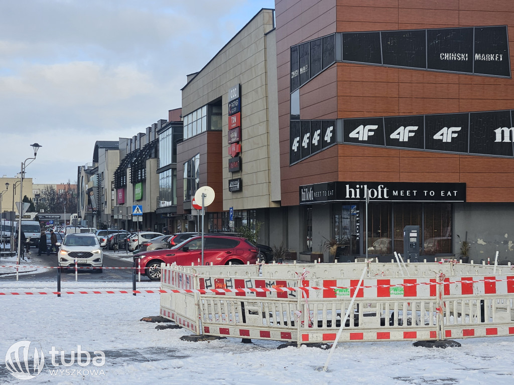 Pług śnieżny zniszczył fontannę na pl. Miejskim