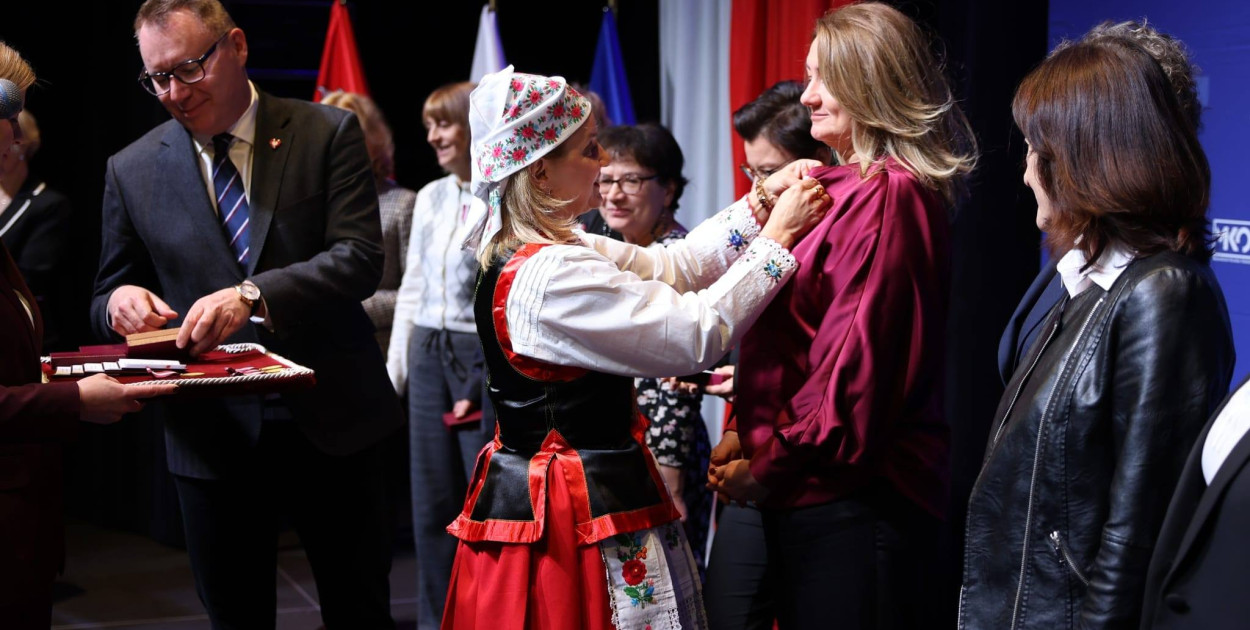 Medale dla wyszkowskich nauczycieli
