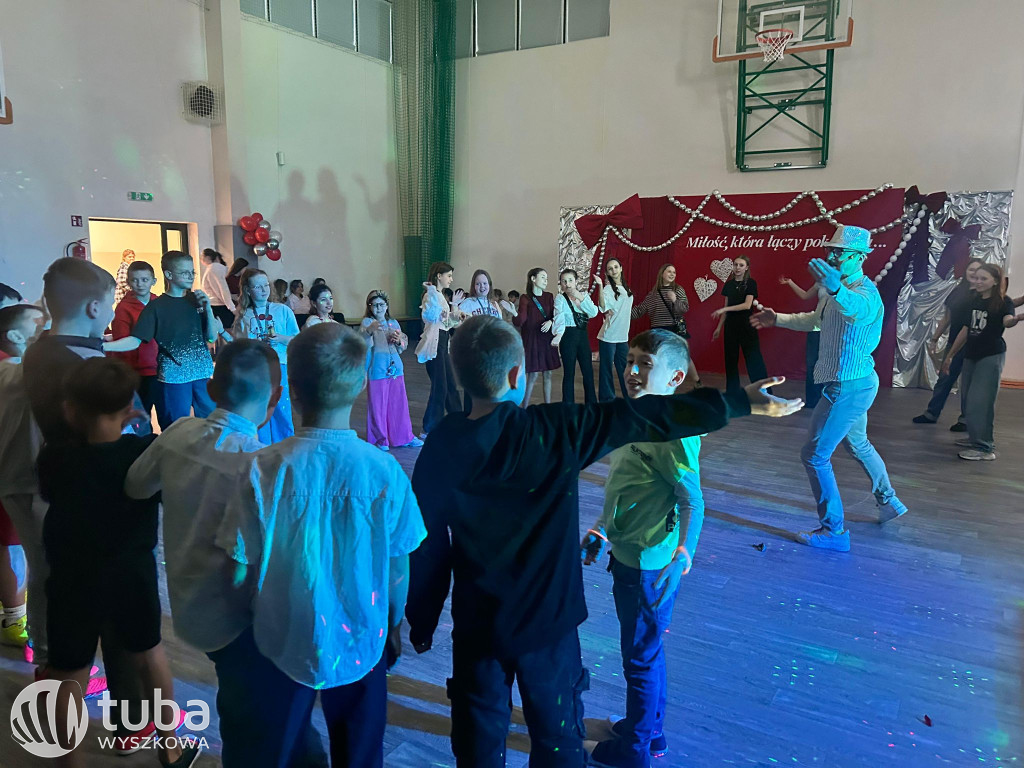 Międzypokoleniowa zabawa w SP w Leszczydole Starym