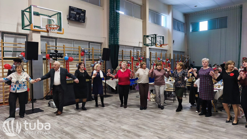 Międzypokoleniowa zabawa w SP w Leszczydole Starym
