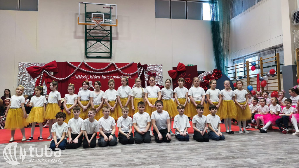 Międzypokoleniowa zabawa w SP w Leszczydole Starym