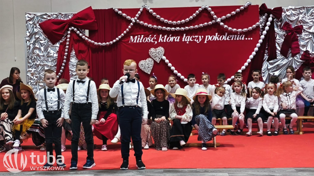 Międzypokoleniowa zabawa w SP w Leszczydole Starym