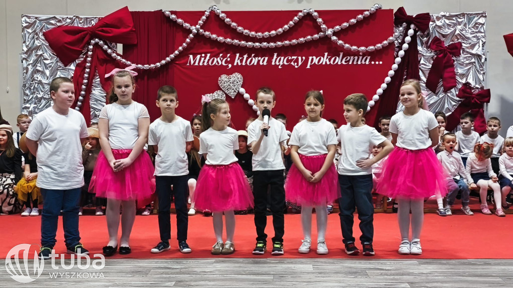 Międzypokoleniowa zabawa w SP w Leszczydole Starym