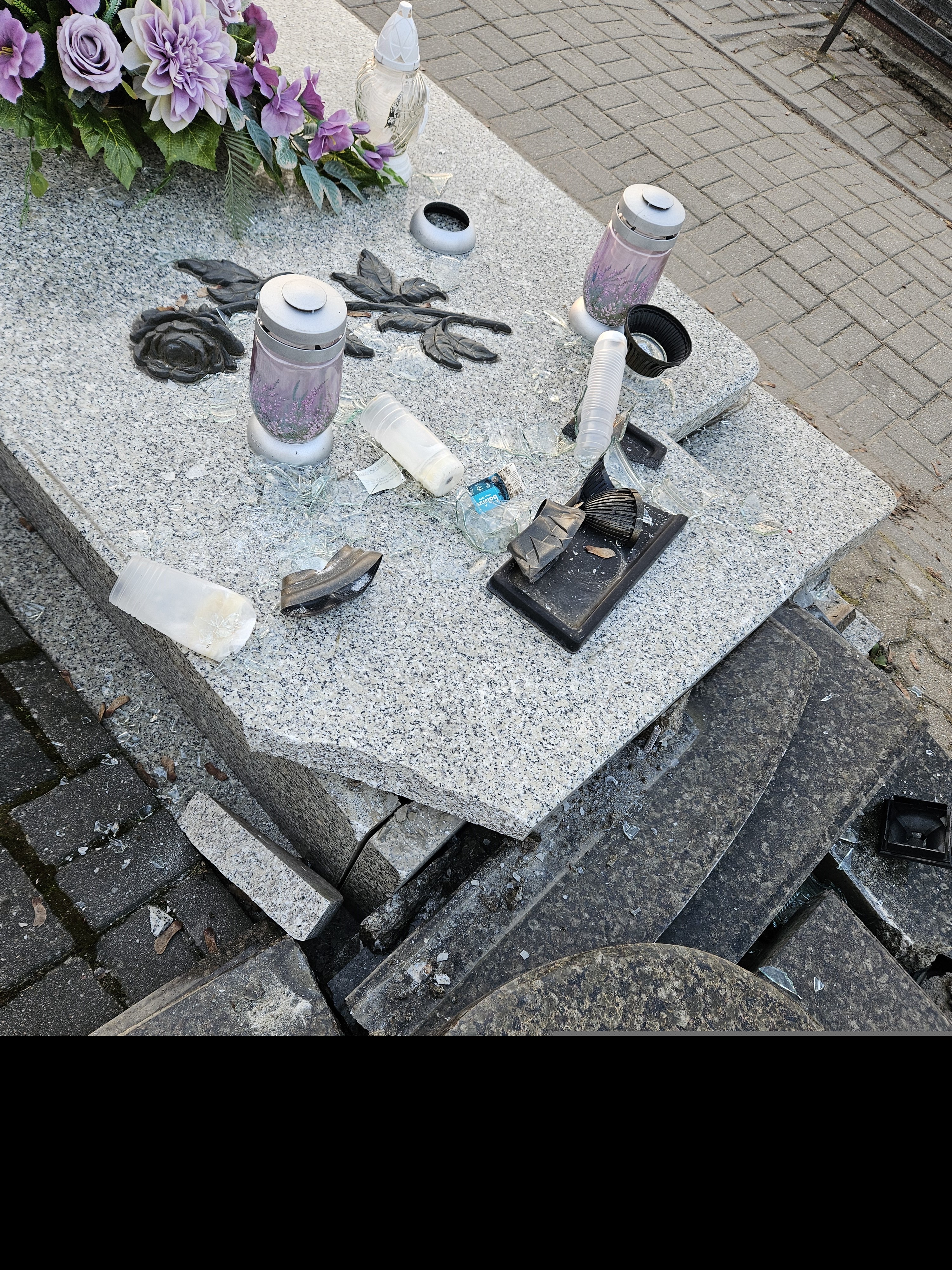 Uszkodzenie nagrobków na wyszkowskim cmentarzu