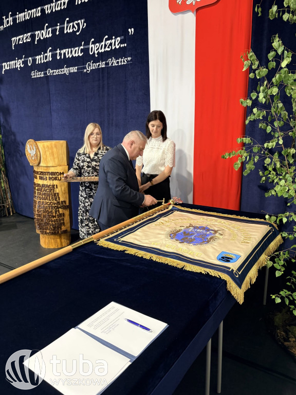 Uroczystość nadania imienia SP w Ulasku