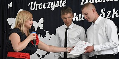 Gminne zakończenie roku szkolnego w SP w Rybnie. Nagrodzono najlepszych