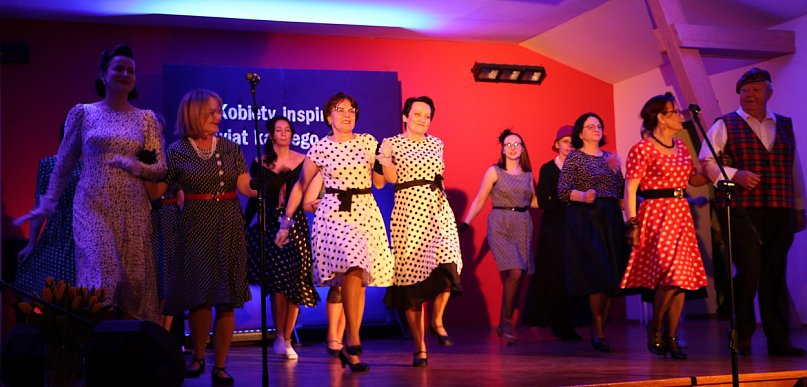 Tango, kujawiak i moc życzeń - tak świętowano Dzień Kobiet w Długosiodle