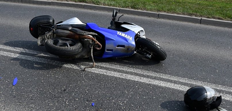 Zjechał prosto na "osobówkę". 81-latek trafił do szpitala