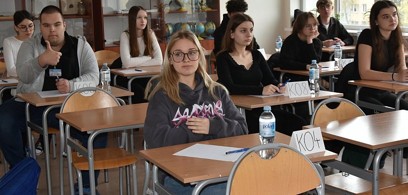 Język polski bez tajemnic? Uczniowie zmierzyli się w Wyszkowskim Dyktandzie