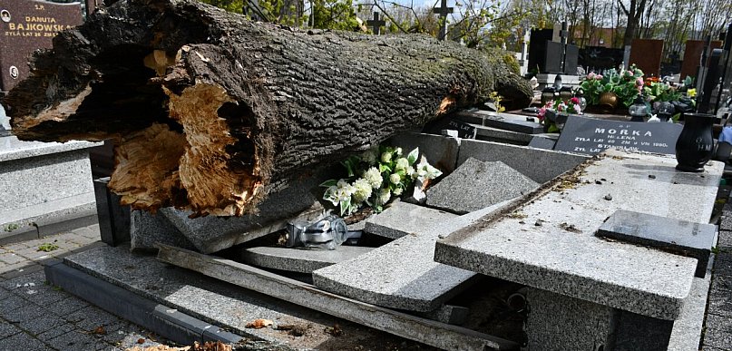 Wichura zniszczyła nagrobki. Parafia radzi się ubezpieczyć