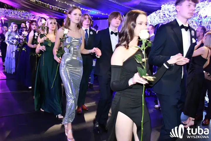"Norwidziaki, niech ta noc zawsze pozostanie w naszych sercach". Studniówka I LO w Wyszkowie (VIDEO)
