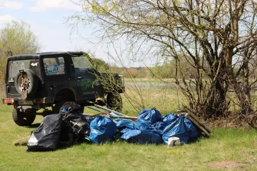 Sztab Niegów sprzątał nad rzekami